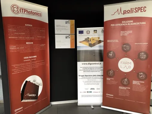 Dettaglio della reception con il poster del progetto